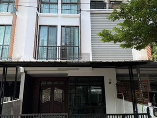 Casa adosada en alquiler de 3 habitaciones en Suan Luang, Bangkok