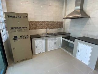 Casa adosada en alquiler de 3 habitaciones en Suan Luang, Bangkok