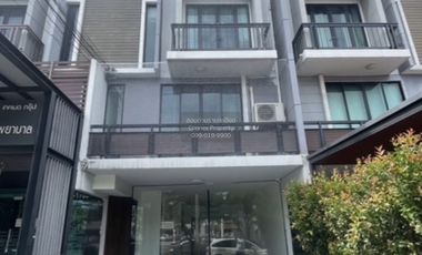 Casa adosada en alquiler de 5 habitaciones en Suan Luang, Bangkok