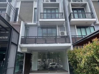 Casa adosada en alquiler de 5 habitaciones en Suan Luang, Bangkok