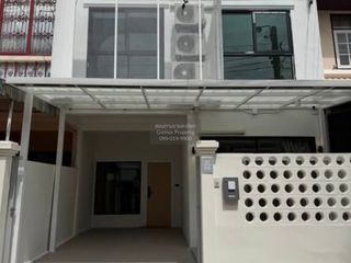 Casa adosada en alquiler de 3 habitaciones en Khlong Toei, Bangkok