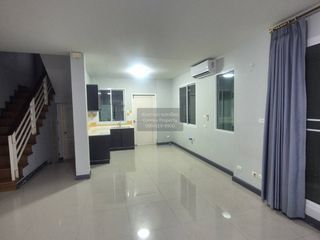 Casa en alquiler de 3 habitaciones en Prawet, Bangkok
