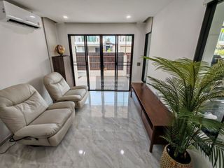 Casa en alquiler de 3 habitaciones en Prawet, Bangkok