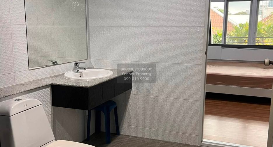 For rent 4 bedrooms house in Watthana, Bangkok