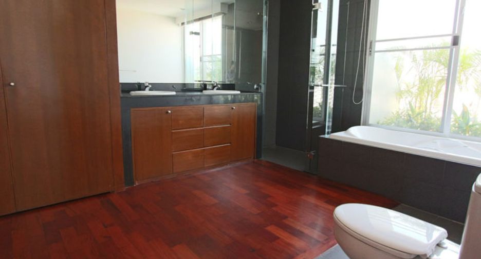 For rent 4 ベッドルーム condo in Sathon, Bangkok