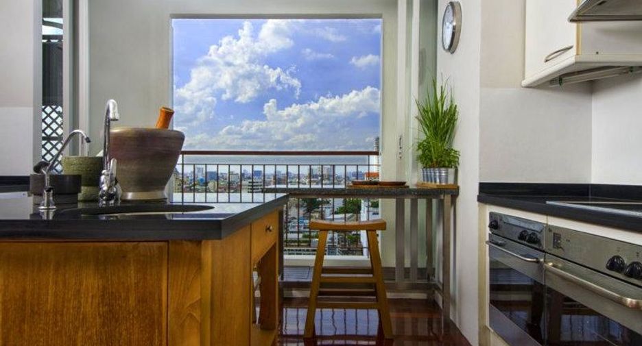 For rent 4 bedrooms condo in Sathon, Bangkok