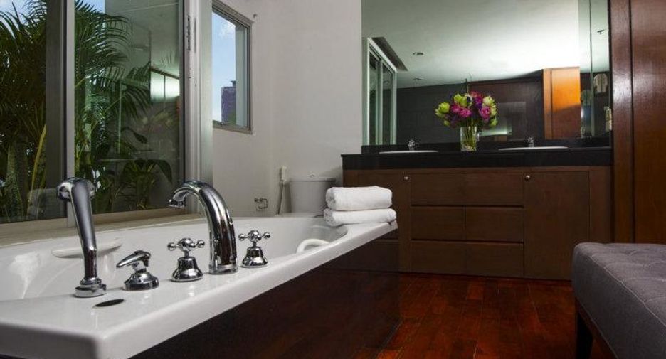 For rent 4 bedrooms condo in Sathon, Bangkok