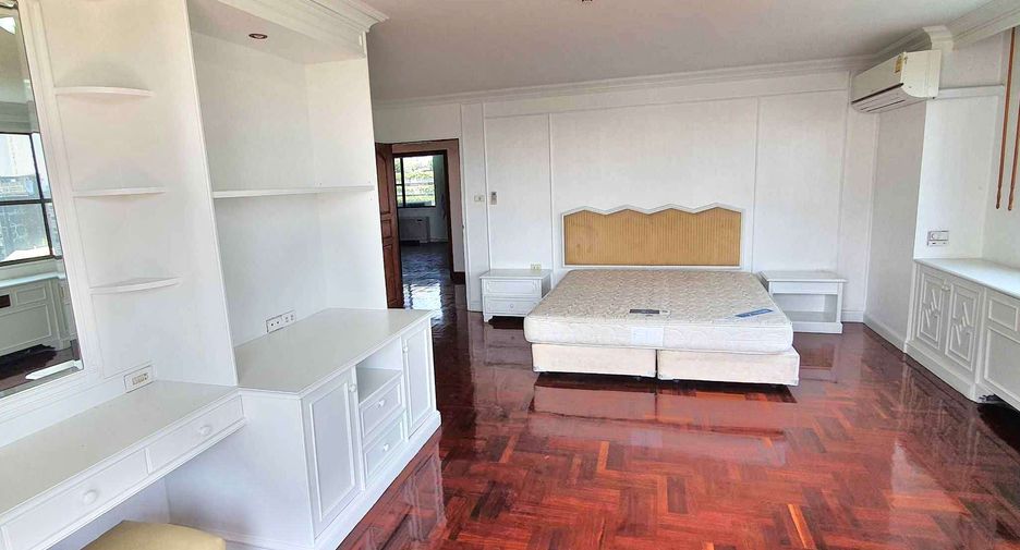 For rent 3 bedrooms condo in Watthana, Bangkok