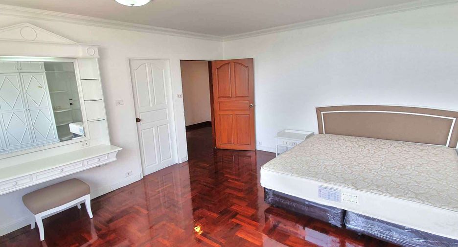 For rent 3 bedrooms condo in Watthana, Bangkok