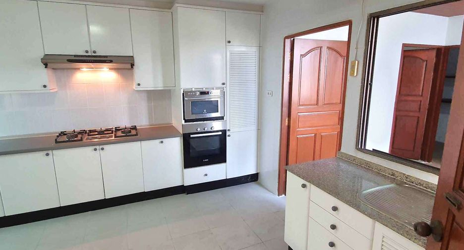 For rent 3 bedrooms condo in Watthana, Bangkok