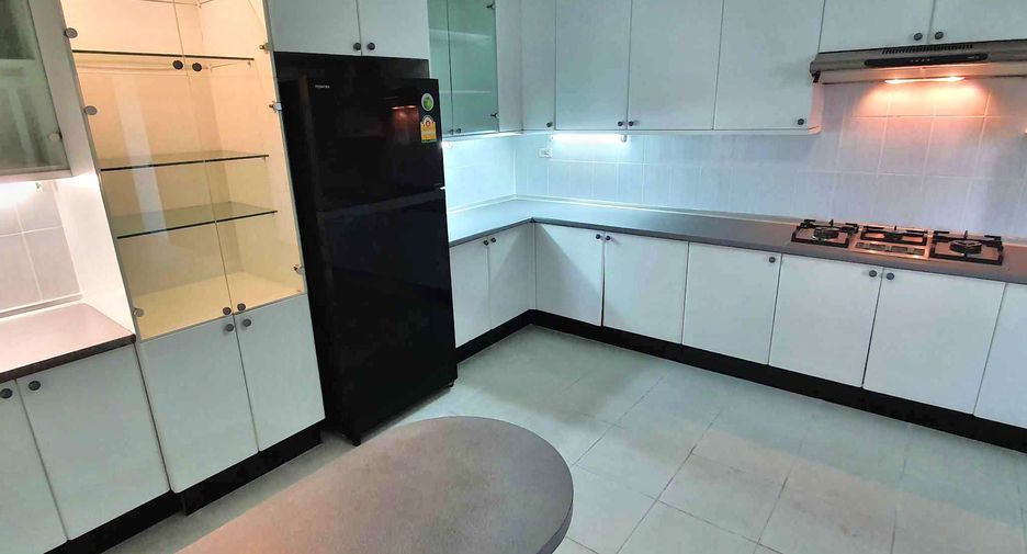 For rent 3 bedrooms condo in Watthana, Bangkok