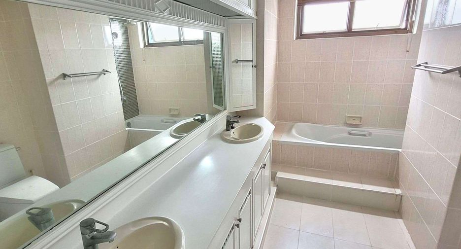 For rent 3 bedrooms condo in Watthana, Bangkok