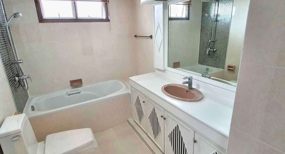 For rent 3 bedrooms condo in Watthana, Bangkok