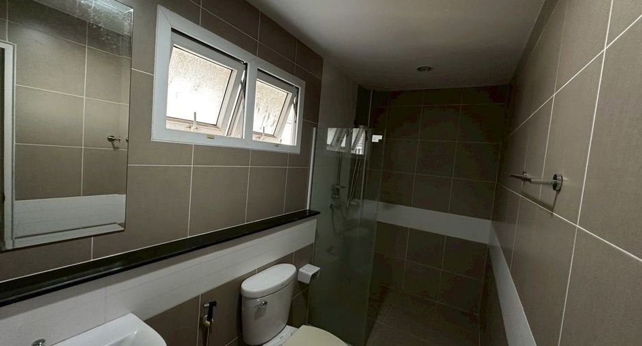 Продажа 3 спальни дом в Si Racha, Чонбури