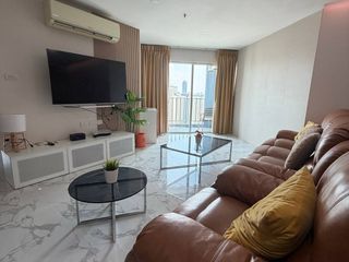 For sale 2 bedrooms condo in Huai Khwang, Bangkok