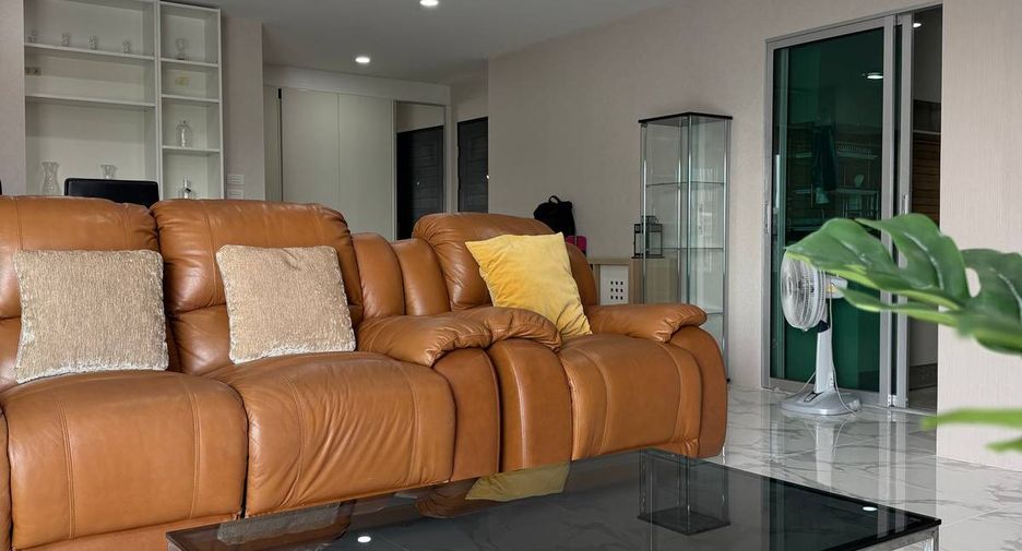 For sale 2 bedrooms condo in Huai Khwang, Bangkok