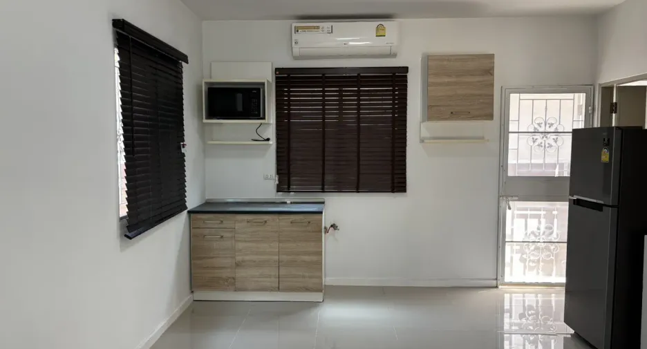 For rent 3 ベッドルーム townhouse in Bang Khun Thian, Bangkok