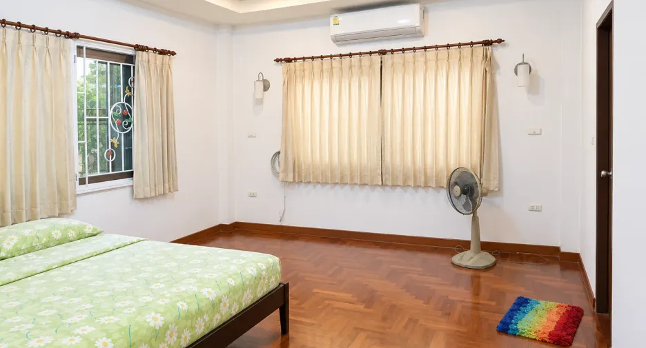 Haus zum Kauf mit 5 Zimmer in Phra Khanong, Bangkok