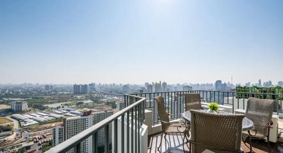 À vendre 2 chambres condo à Huai Khwang, Bangkok