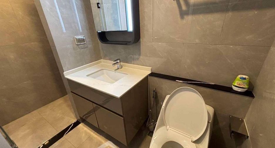 For rent 3 bedrooms condo in Huai Khwang, Bangkok