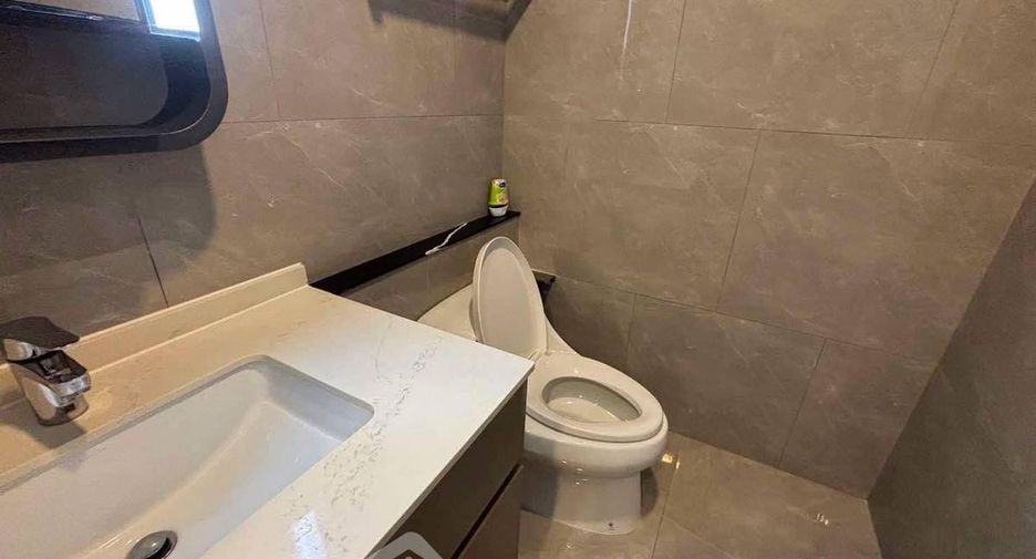 For rent 3 bedrooms condo in Huai Khwang, Bangkok