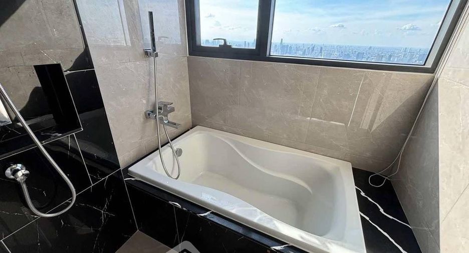 For rent 3 bedrooms condo in Huai Khwang, Bangkok