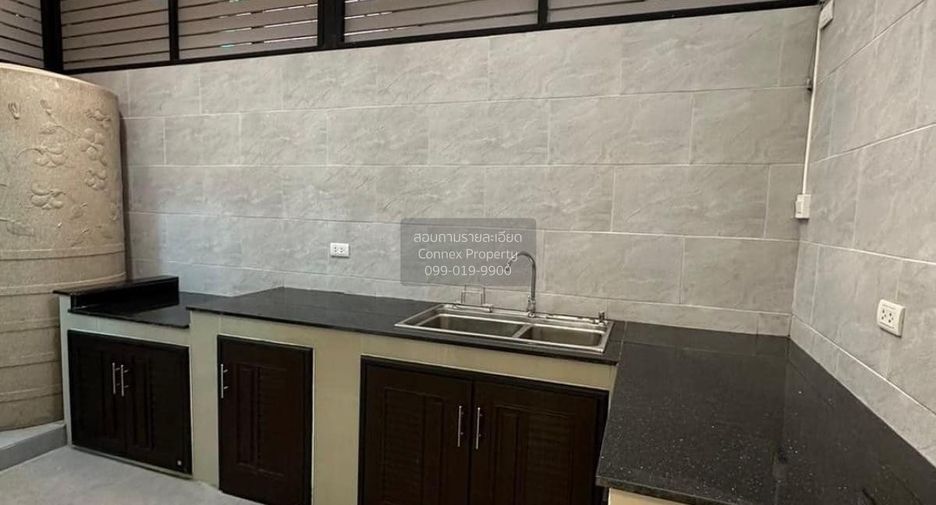 À louer 3 chambres maison de ville à Chom Thong, Bangkok