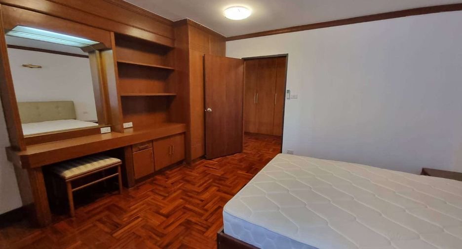 For rent 4 bedrooms condo in Khlong Toei, Bangkok