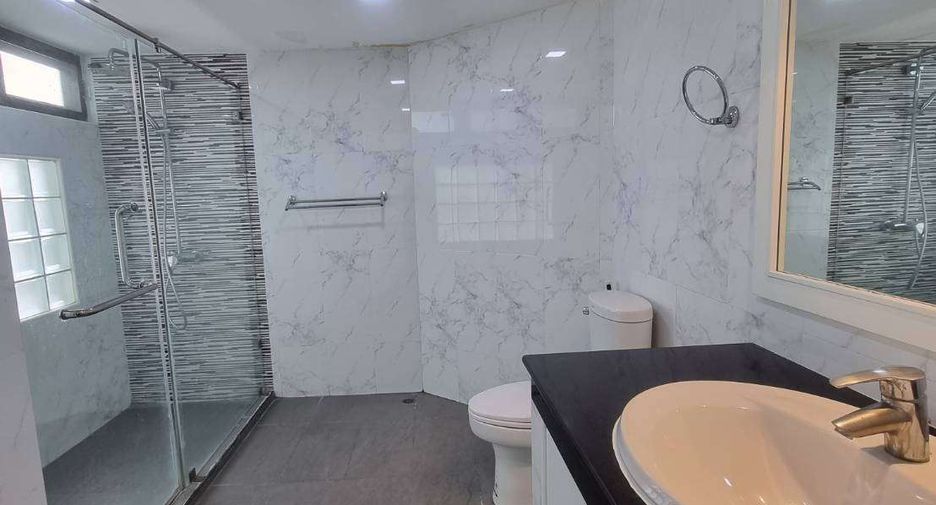 For rent 4 bedrooms condo in Khlong Toei, Bangkok