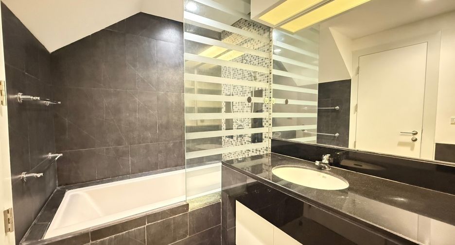 Wohnung zur Miete mit 3 Zimmer in Watthana, Bangkok