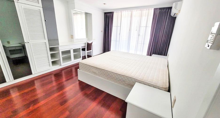 For rent 3 bedrooms condo in Khlong Toei, Bangkok