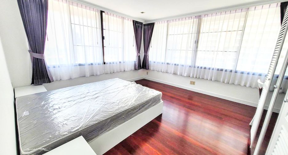 For rent 3 bedrooms condo in Khlong Toei, Bangkok