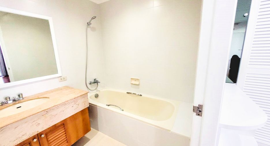 For rent 3 bedrooms condo in Khlong Toei, Bangkok