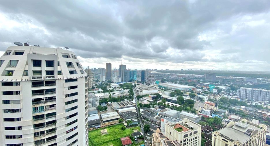 For rent 2 bedrooms condo in Khlong Toei, Bangkok