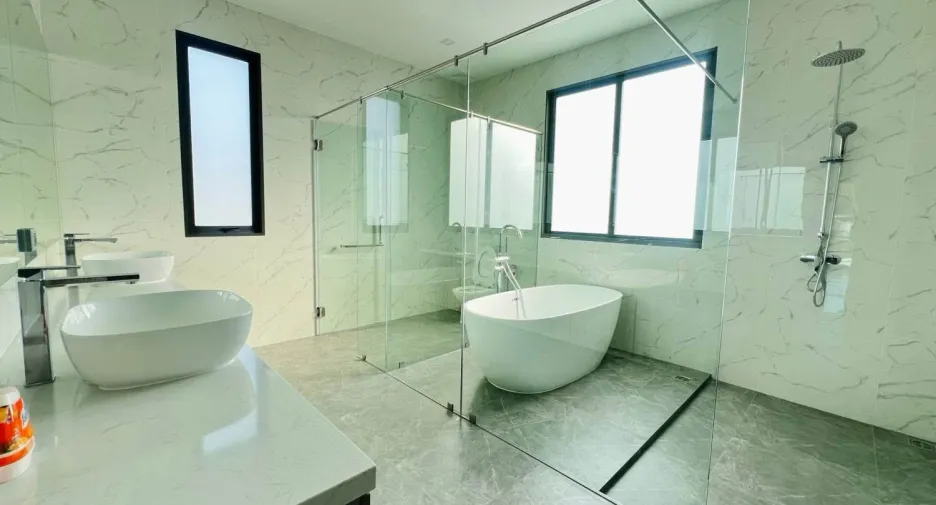 For rent 4 bedrooms villa in Bang Lamung, Chonburi