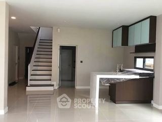 Аренда 4 спальни дом в Банг Капи, Бангкок