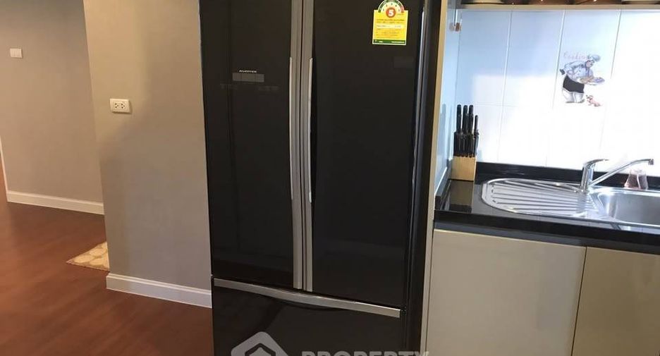 For rent 2 bedrooms condo in Huai Khwang, Bangkok