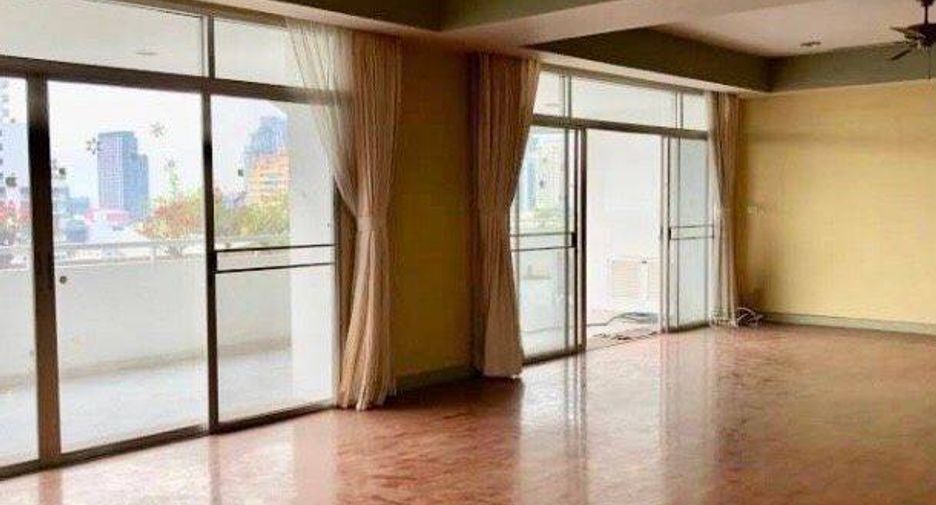 For sale 4 bedrooms condo in Watthana, Bangkok