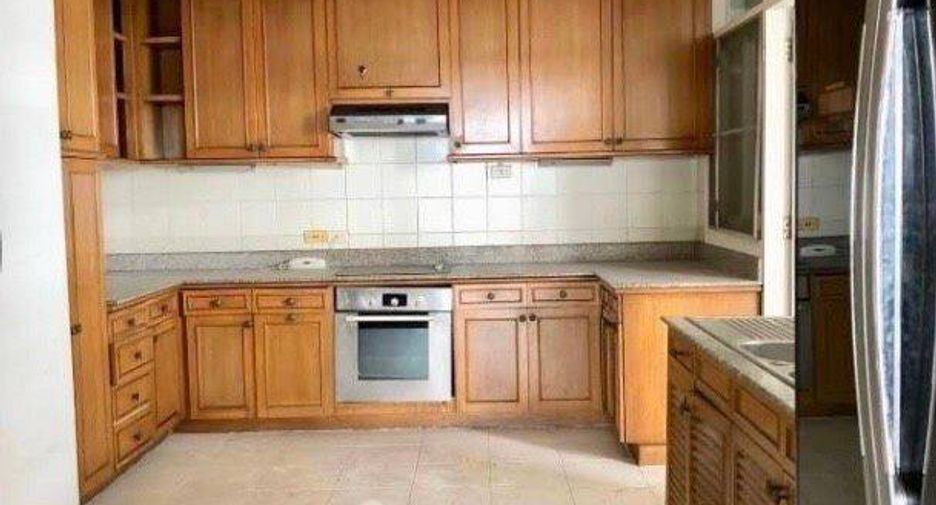 For sale 4 bedrooms condo in Watthana, Bangkok