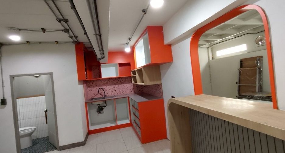 For rent 6 bedrooms townhouse in Yan Nawa, Bangkok