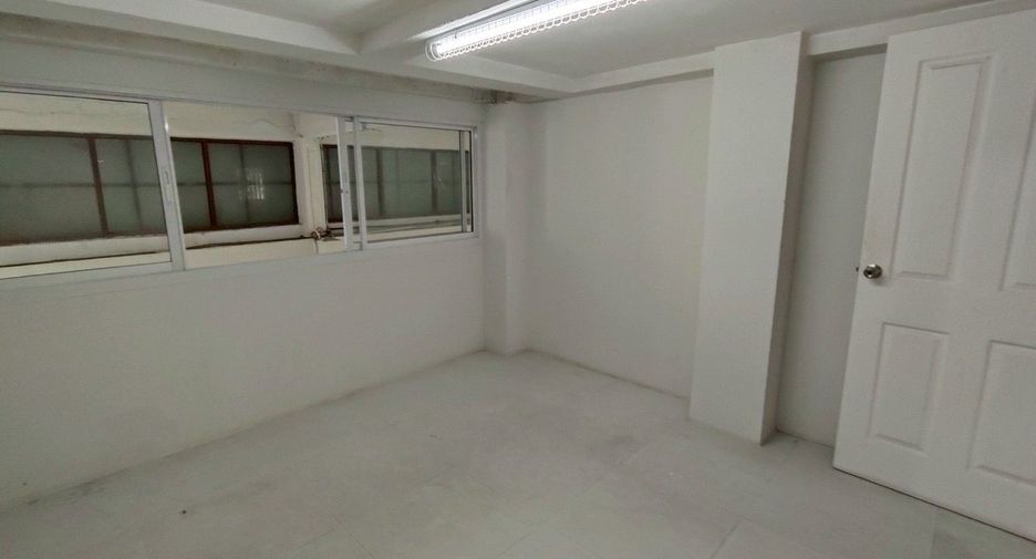 For rent 6 bedrooms townhouse in Yan Nawa, Bangkok