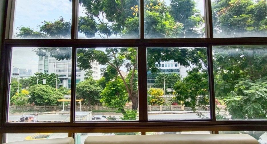 For rent 6 bedrooms townhouse in Yan Nawa, Bangkok