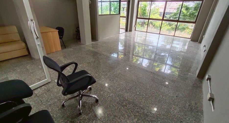 For rent 6 bedrooms townhouse in Yan Nawa, Bangkok