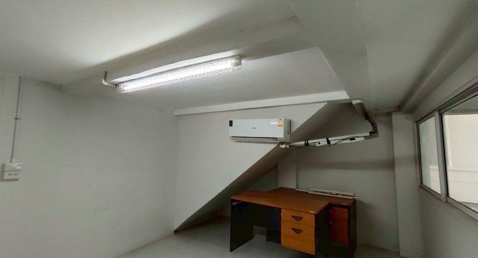 For rent 6 bedrooms townhouse in Yan Nawa, Bangkok
