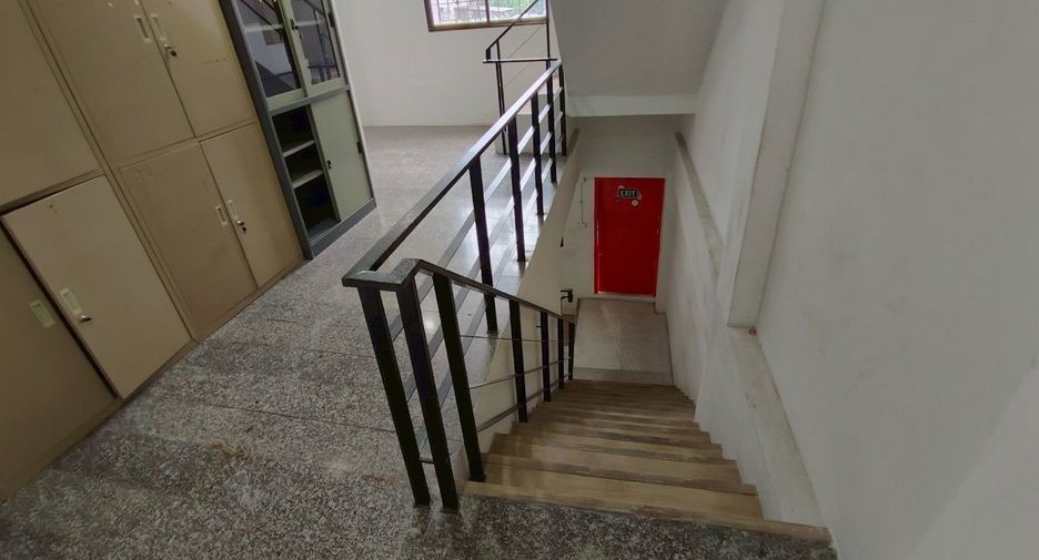 For rent 6 bedrooms townhouse in Yan Nawa, Bangkok