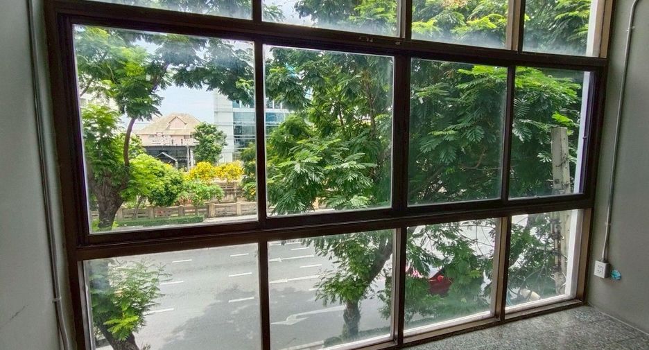 For rent 6 bedrooms townhouse in Yan Nawa, Bangkok