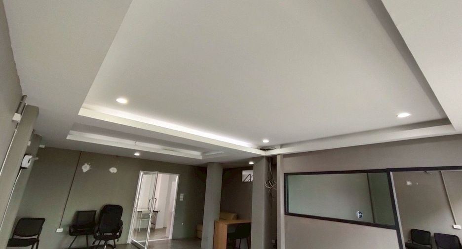 For rent 6 bedrooms townhouse in Yan Nawa, Bangkok