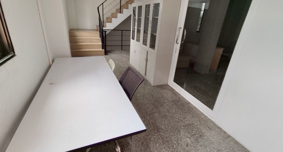 For rent 6 bedrooms townhouse in Yan Nawa, Bangkok