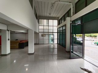 For rent 6 bedrooms townhouse in Yan Nawa, Bangkok