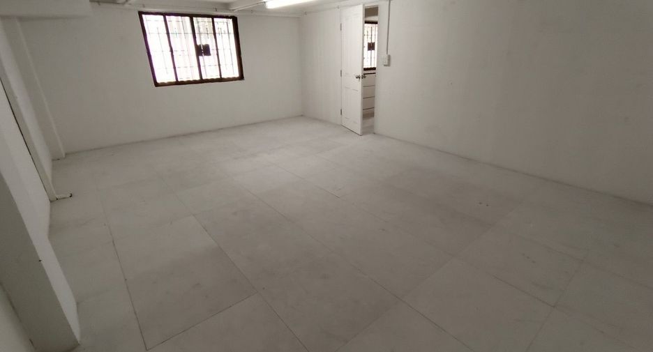 For rent 6 bedrooms townhouse in Yan Nawa, Bangkok